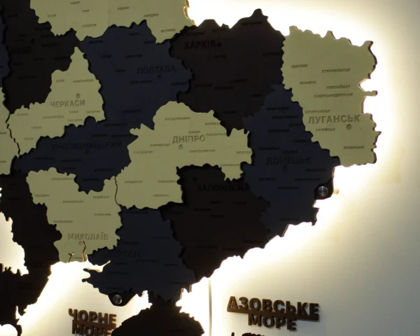 bagatosharova-karta-ukrainy-z-pidsvitkoiu-grand-09.webp Багатошарова деревʼяна карта України з підсвіткою по контуру колір Grand