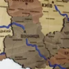 bagatosharova-karta-ukrainy-z-richkamy-bez-pidsvitky-amber-12.webp Багатошарова карта України на стіну з мальованими річками без підсвітки колір Amber