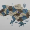 bagatosharova-karta-ukrainy-z-richkamy-bez-pidsvitky-nord-02.webp Настінна 3D карта України із дерева з мальованими річками без підсвітки колір Nord
