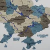 bagatosharova-karta-ukrainy-z-richkamy-bez-pidsvitky-nord-04.webp Настінна 3D карта України із дерева з мальованими річками без підсвітки колір Nord