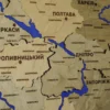 bagatosharova-karta-ukrainy-z-richkamy-bez-pidsvitky-sand-11.webp Карта України 3D з мальованими річками без підсвітки колір Sand