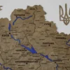 bagatosharova-karta-ukrainy-z-richkamy-bez-pidsvitky-wood-05.webp Деревʼяна карта України на стіну з мальованими річками без підсвітки колір Wood