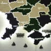 karta-ukrainy-z-pidsvitkoiu-mizh-oblastiamy-alpine-06.webp Деревʼяна карта України на акрилі з LED-підсвіткою колір Alpine