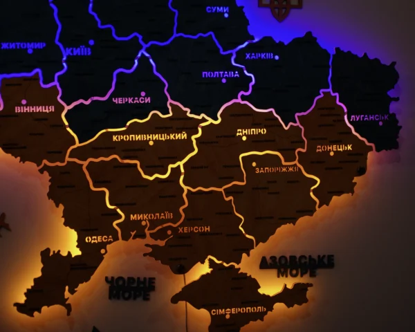 karta-ukrainy-z-pidsvitkoiu-mizh-oblastiamy-flag-07.webp Карта України із дерева з LED-підсвіткою між областями колір Flag