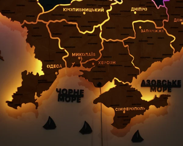 karta-ukrainy-z-pidsvitkoiu-mizh-oblastiamy-flag-09.webp Карта України із дерева з LED-підсвіткою між областями колір Flag