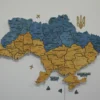 karta-ukrainy-z-pidsvitkoiu-mizh-oblastiamy-flag-12.webp Карта України із дерева з LED-підсвіткою між областями колір Flag