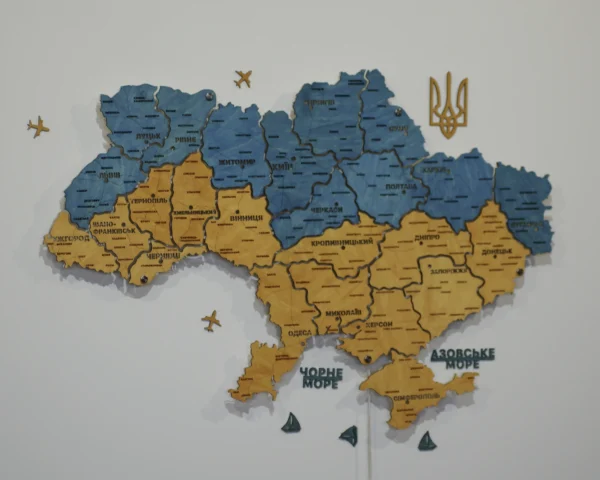 karta-ukrainy-z-pidsvitkoiu-mizh-oblastiamy-flag-12.webp Карта України із дерева з LED-підсвіткою між областями колір Flag