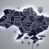 karta-ukrainy-z-pidsvitkoiu-mizh-oblastiamy-grey-02.webp Настінна карта України із дерева на акрилі з підсвіткою колір Grey