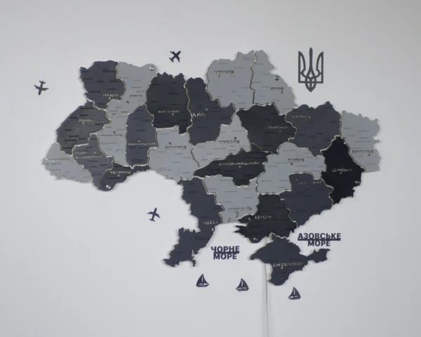 karta-ukrainy-z-pidsvitkoiu-mizh-oblastiamy-grey-04.webp Настінна карта України із дерева на акрилі з підсвіткою колір Grey