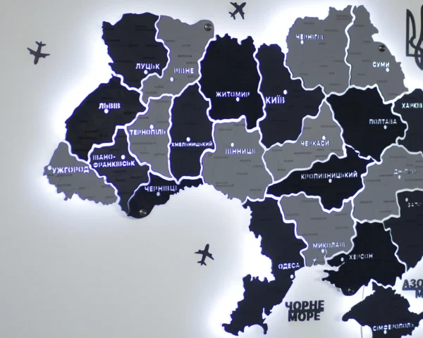 karta-ukrainy-z-pidsvitkoiu-mizh-oblastiamy-grey-06.webp Настінна карта України із дерева на акрилі з підсвіткою колір Grey