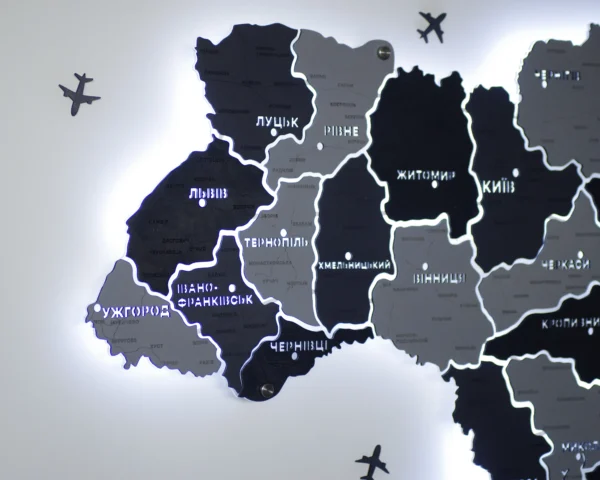 karta-ukrainy-z-pidsvitkoiu-mizh-oblastiamy-grey-07.webp Настінна карта України із дерева на акрилі з підсвіткою колір Grey