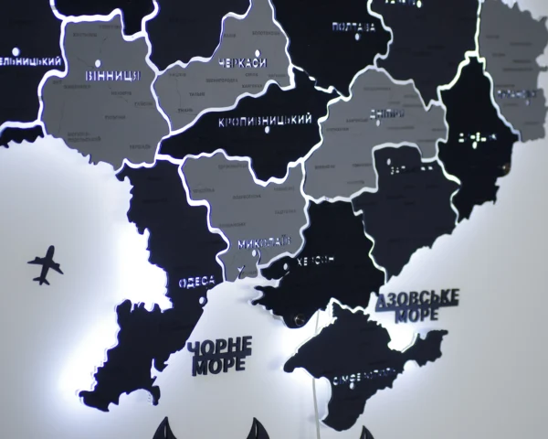 karta-ukrainy-z-pidsvitkoiu-mizh-oblastiamy-grey-09.webp Настінна карта України із дерева на акрилі з підсвіткою колір Grey