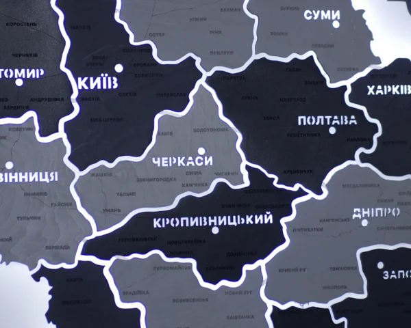 karta-ukrainy-z-pidsvitkoiu-mizh-oblastiamy-grey-11.webp Настінна карта України із дерева на акрилі з підсвіткою колір Grey