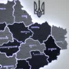 karta-ukrainy-z-pidsvitkoiu-mizh-oblastiamy-grey-12.webp Настінна карта України із дерева на акрилі з підсвіткою колір Grey