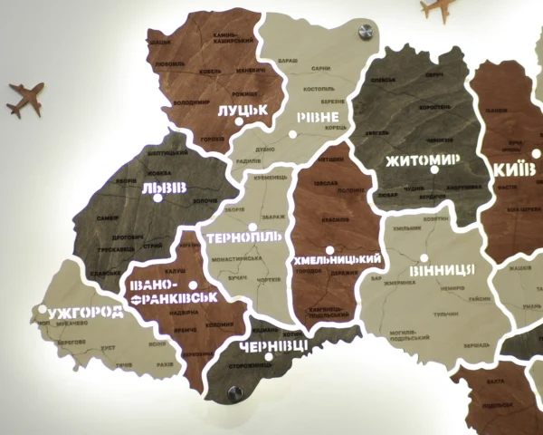 Карта України із дерева на акрилі з підсвіткою між областями колір Maple