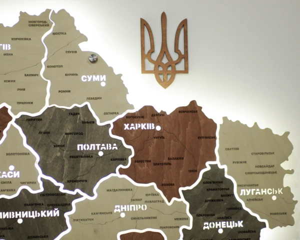 Карта України із дерева на акрилі з підсвіткою між областями колір Maple