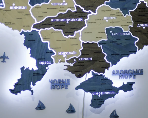 karta-ukrainy-z-pidsvitkoiu-mizh-oblastiamy-nord-07.webp Настінна карта України на акрилі з LED-підсвіткою між областями колір Nord