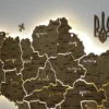 Деревʼяна карта України на стіну з підсвіткою між областями колір Wood