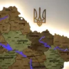 karta-ukrainy-z-pidsvitkoiu-richok-ta-konturiv-alpine-07.webp Настінна карта України з підсвіткою річок колір Forest
