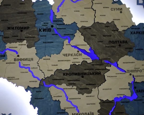 Деревʼяна карта України з підсвіткою річок та контурів колір Nord