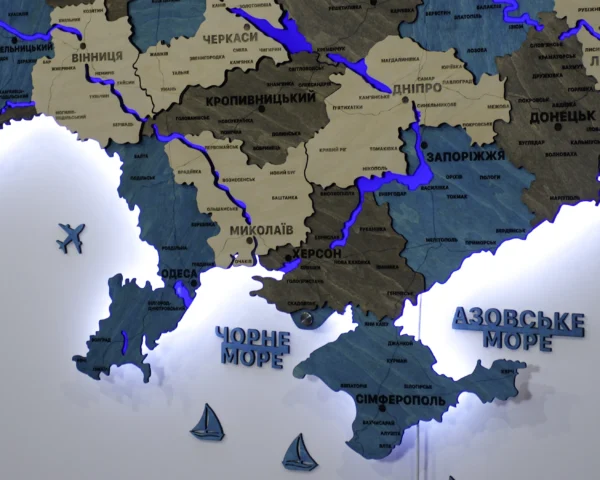 Деревʼяна карта України з підсвіткою річок та контурів колір Nord