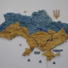 Настінна карта України з мальованими річками та підсвіткою по контуру колір Flag