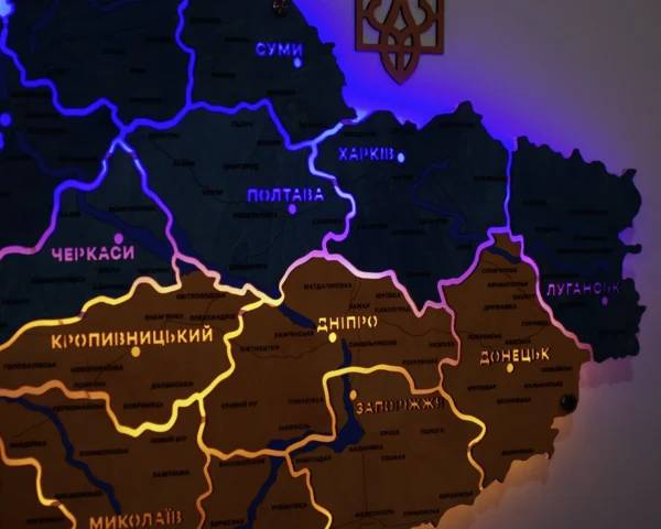 Карта України із дерева з LED-підсвіткою між областями та фарбованими річками колір Falg