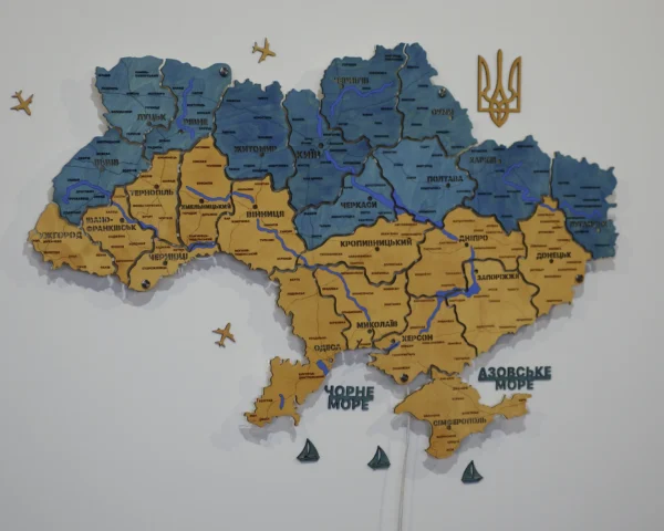 Карта України із дерева з LED-підсвіткою між областями та фарбованими річками колір Falg