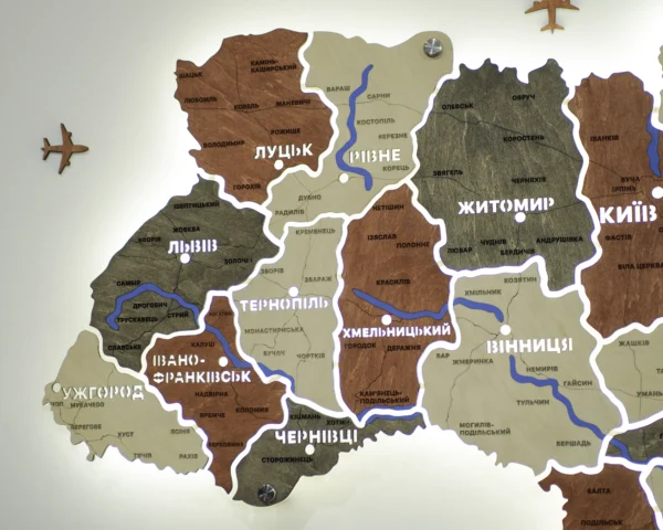 karta-ukrainy-z-richkamy-ta-pidsvitkoiu-mizh-oblastiamy-maple-05.webp Карта України із дерева на акрилі з підсвіткою між областями та річками колір Maple
