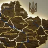 Деревʼяна карта України на стіну з річками та підсвіткою між областями колір Wood