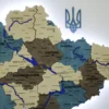 Деревʼяна карта України з фарбованими річками та підсвіткою по контуру колір Nord