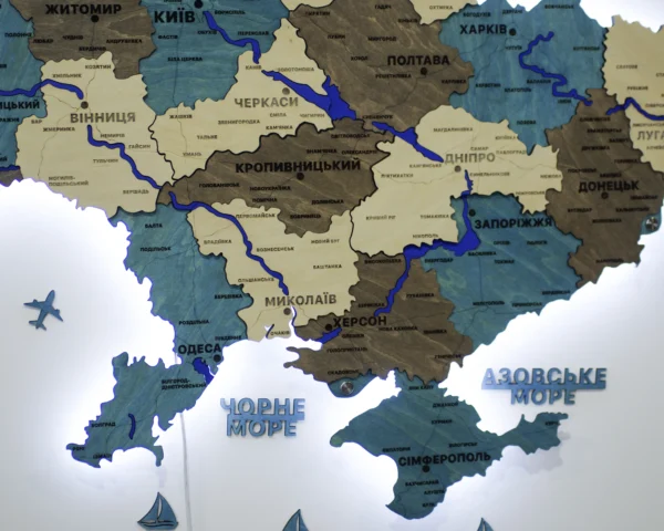 Деревʼяна карта України з фарбованими річками та підсвіткою по контуру колір Nord