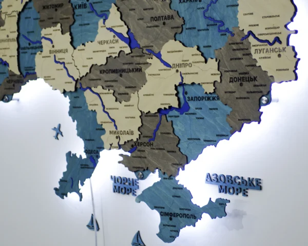 Деревʼяна карта України з фарбованими річками та підсвіткою по контуру колір Nord