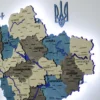 Деревʼяна карта України з фарбованими річками та підсвіткою по контуру колір Nord