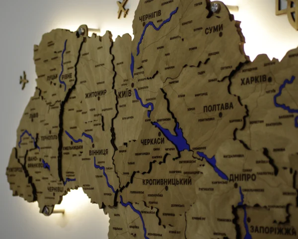 karta-ukrainy-z-richkamy-ta-pidsvitkoiu-oak-10.webp Карта України 3D з мальованими річками та підсвіткою по контуру колір Oak