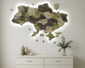 karta-ukrainy-z-richkamy-ta-pidsvitkoiu-olive-01.webp Деревʼяна 3D карта України з мальованими річками та підсвіткою по контуру колір Olive
